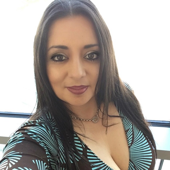 Meet your Posher, Monica - Picture 1 of 2